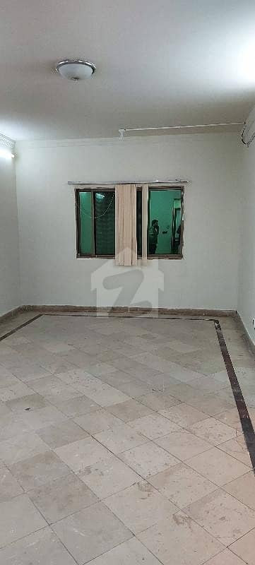 In Gulberg 819  Square Feet Flat For Rent