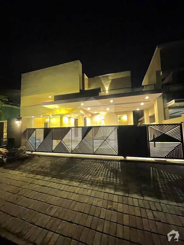 1 Kanal Outclass Park Facing House For Sale