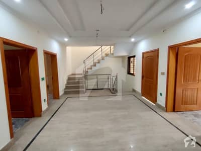 عزیز گارڈن سیالکوٹ میں 3 کمروں کا 6 مرلہ بالائی پورشن 17 ہزار میں کرایہ پر دستیاب ہے۔