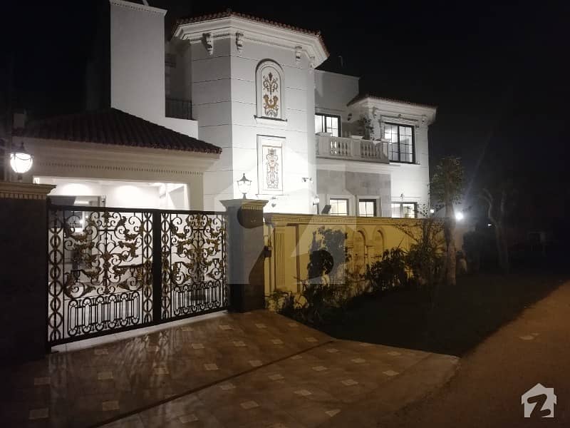 ڈی ایچ اے فیز 8 - بلاک این ڈی ایچ اے فیز 8 ڈیفنس (ڈی ایچ اے) لاہور میں 5 کمروں کا 14 مرلہ مکان 4.75 کروڑ میں برائے فروخت۔