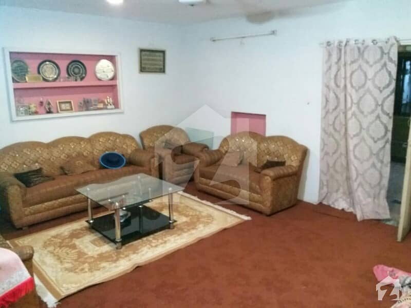 چوبرجی چوک لاہور میں 7 کمروں کا 10 مرلہ مکان 2.5 کروڑ میں برائے فروخت۔