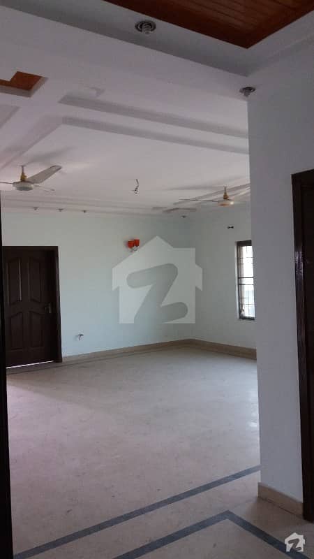 پی اے ایف آفیسرز کالونی کینٹ لاہور میں 4 کمروں کا 8 مرلہ مکان 70 ہزار میں کرایہ پر دستیاب ہے۔