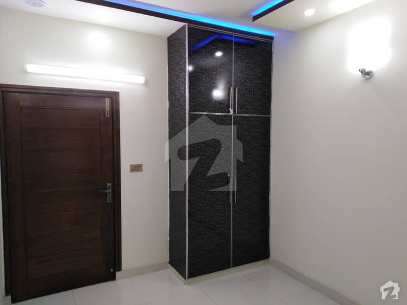 لارنس روڈ لاہور میں 2 کمروں کا 3 مرلہ فلیٹ 60 لاکھ میں برائے فروخت۔