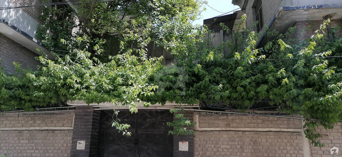 فقیر آباد روڈ پشاور میں 7 کمروں کا 1 کنال مکان 7 کروڑ میں برائے فروخت۔