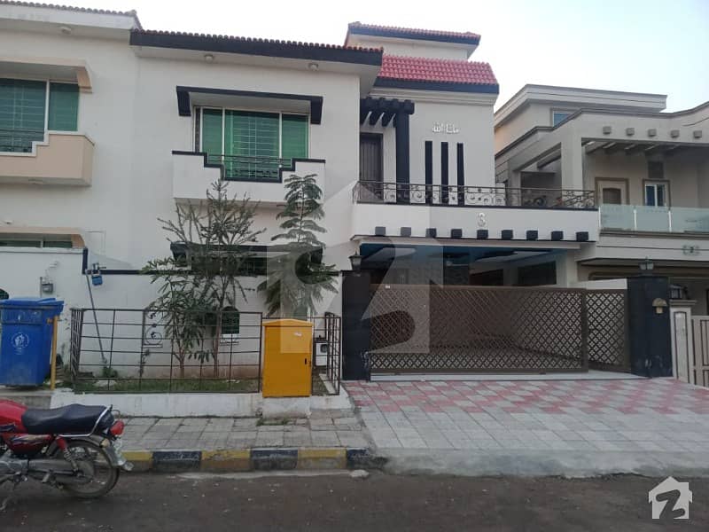 Bahria Town Phase 8 10 Marla House Avalable For Sale