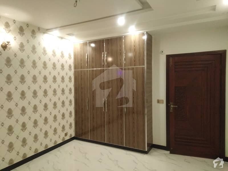 پی آئی اے ہاؤسنگ سکیم ۔ بلاک سی پی آئی اے ہاؤسنگ سکیم لاہور میں 5 کمروں کا 10 مرلہ مکان 2.15 کروڑ میں برائے فروخت۔