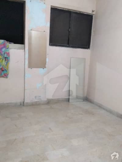 Flat In Nazimabad Sized 900  Square Feet Is Available