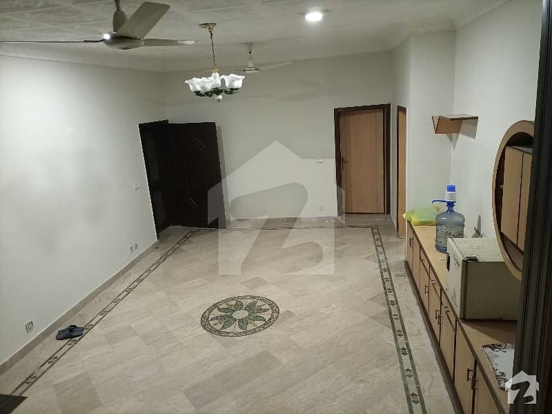 1 Kanal Corner House Available For Sale