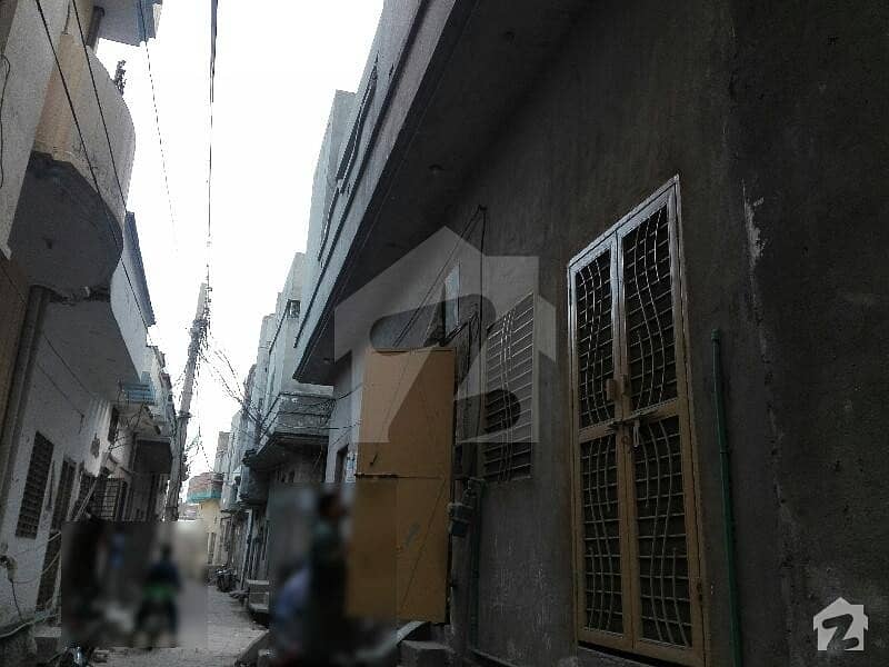 گھڑی احمدا روڈ گجرات میں 4 کمروں کا 4 مرلہ مکان 70 لاکھ میں برائے فروخت۔
