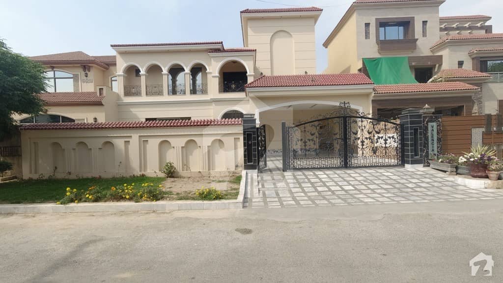 ویلینشیاء ۔ بلاک ای1 ویلینشیاء ہاؤسنگ سوسائٹی لاہور میں 5 کمروں کا 1 کنال مکان 5 کروڑ میں برائے فروخت۔