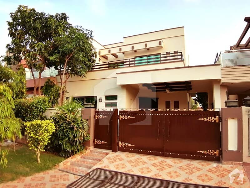 10 MARLA LUXURY HOUSE AVAILABLE FOR RENT AT IDEAL LOCATION.