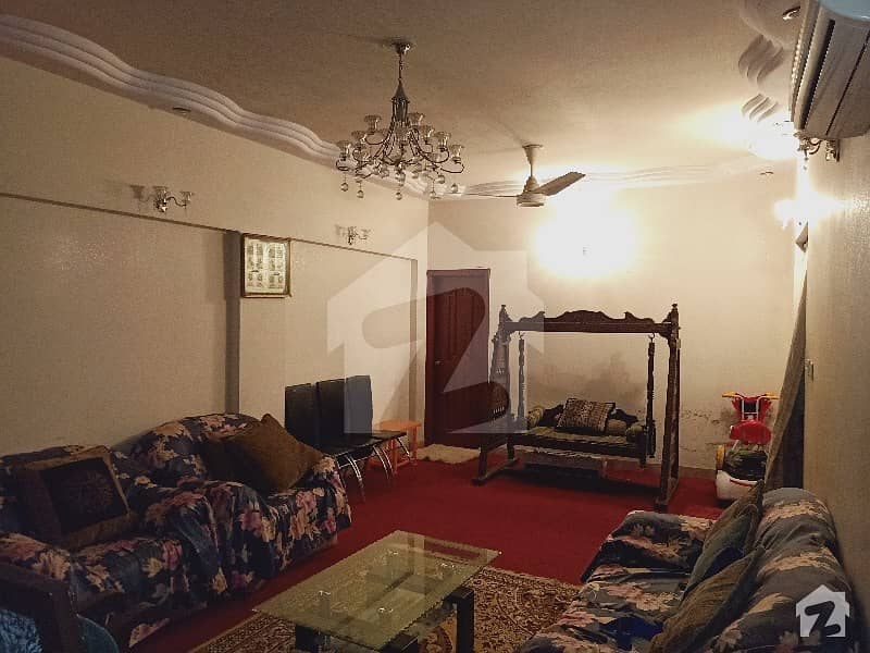 A Very Huge Size Portion 300 Yards 4 Rooms Lounge For Sale Latifabad Unit No 6 Block E