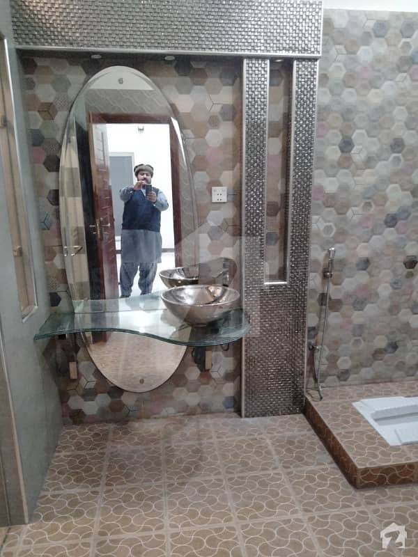 گلستان کالونی نمبر 1 فیصل آباد میں 5 کمروں کا 7 مرلہ مکان 2.5 کروڑ میں برائے فروخت۔
