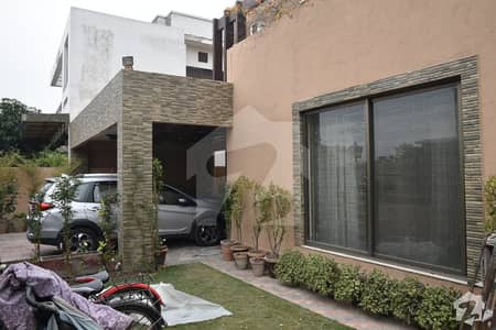 ازمیر ٹاؤن ۔ بلاک ایچ ازمیر ٹاؤن لاہور میں 5 کمروں کا 1 کنال مکان 2.5 کروڑ میں برائے فروخت۔