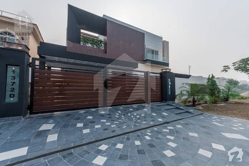 Close To Main Park 1 Kanal Villa Came For Sale In Phase 6