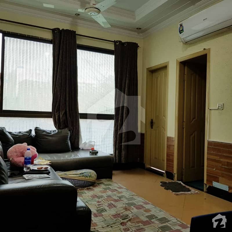 شمع روڈ لاہور میں 2 کمروں کا 4 مرلہ فلیٹ 48 لاکھ میں برائے فروخت۔