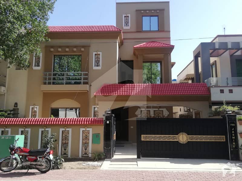 10 Marla Outclass Location House For Sale In Jasmine Block Bahria Town Lahore