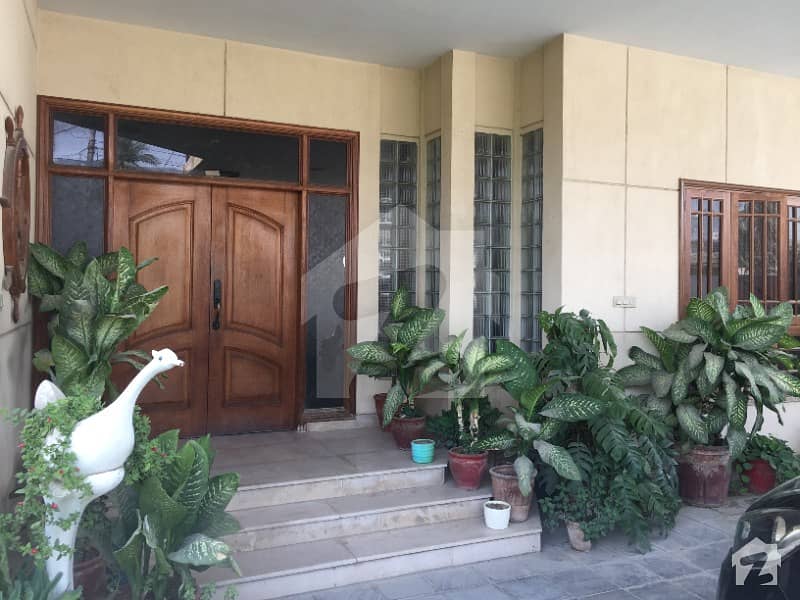 1000 Sq Yd Bungalow For Sale