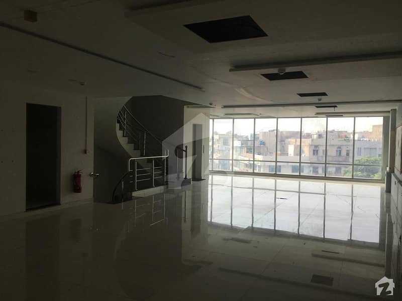 8 Marla Building In DHA Defence For Rent