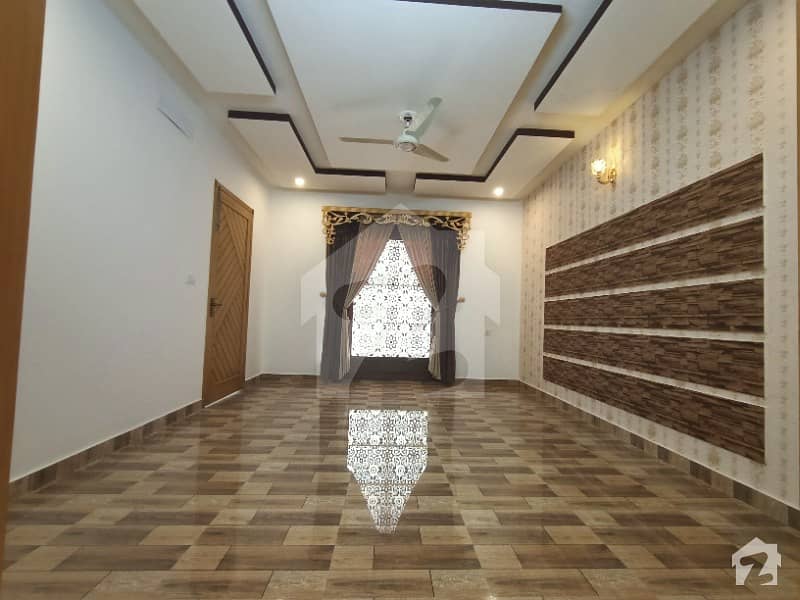 کینال ویو ہاؤسنگ سکیم گوجرانوالہ میں 5 کمروں کا 10 مرلہ مکان 75 ہزار میں کرایہ پر دستیاب ہے۔