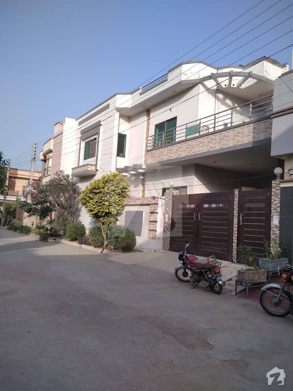 مسلم ٹاؤن فیصل آباد میں 4 کمروں کا 6 مرلہ مکان 1.5 کروڑ میں برائے فروخت۔