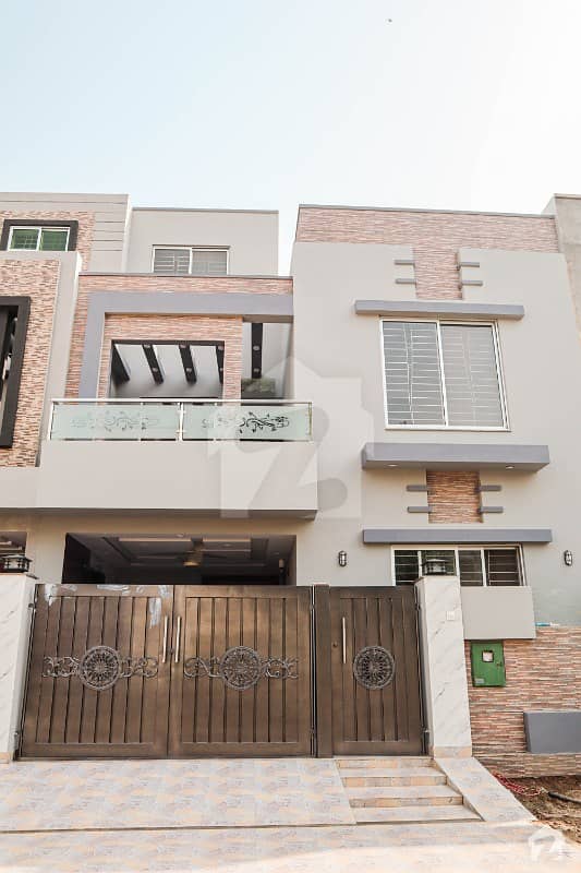 بحریہ ٹاؤن جناح بلاک بحریہ ٹاؤن سیکٹر ای بحریہ ٹاؤن لاہور میں 3 کمروں کا 5 مرلہ مکان 1.38 کروڑ میں برائے فروخت۔