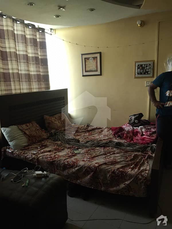 گلبرگ لاہور میں 4 کمروں کا 10 مرلہ مکان 3.5 کروڑ میں برائے فروخت۔