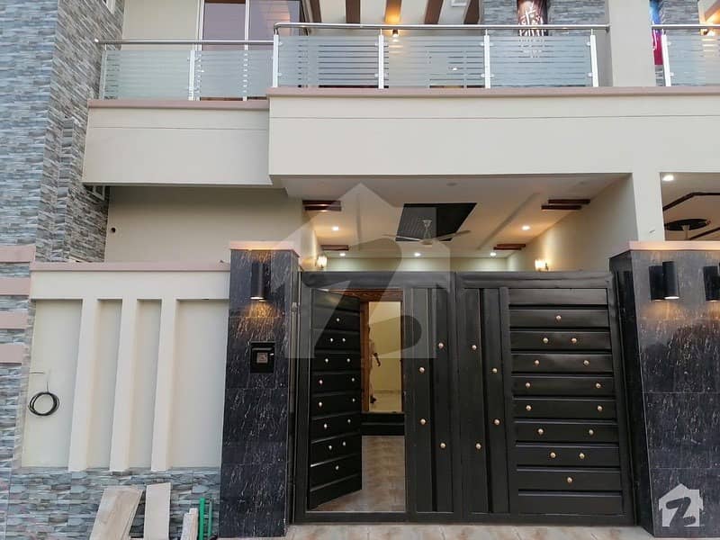 ڈیفینس ہومز سوسائٹی سیالکوٹ میں 6 کمروں کا 6 مرلہ مکان 1.9 کروڑ میں برائے فروخت۔