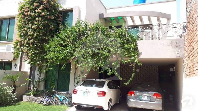 میڈیا کوم ایونیو فیصل آباد میں 5 کمروں کا 9 مرلہ مکان 2.35 کروڑ میں برائے فروخت۔