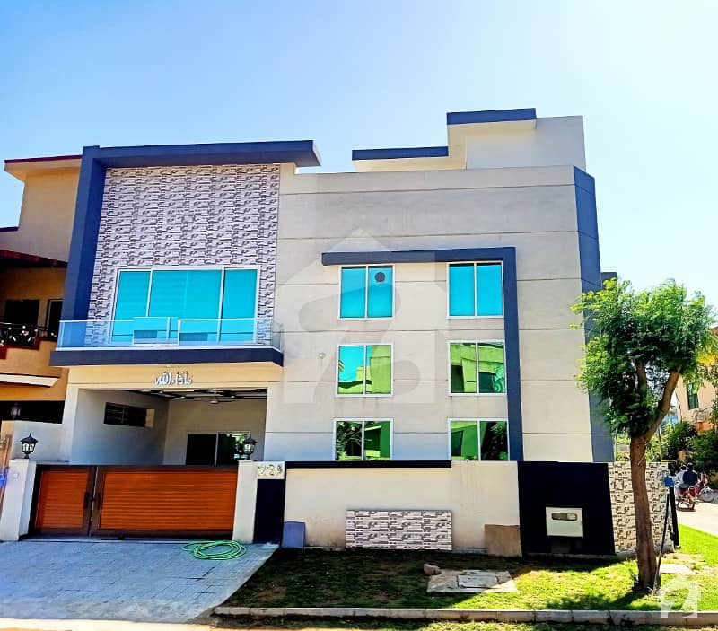Golden Properties Offers Very Nice Outstanding  8 Marla Single Unit 4 Bedrooms House For Sale