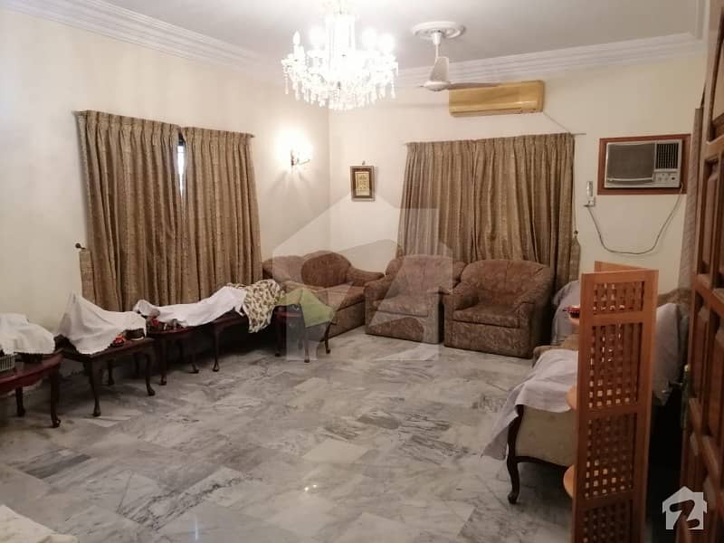 ڈی ایچ اے فیز 4 ڈی ایچ اے کراچی میں 5 کمروں کا 12 مرلہ مکان 6 کروڑ میں برائے فروخت۔