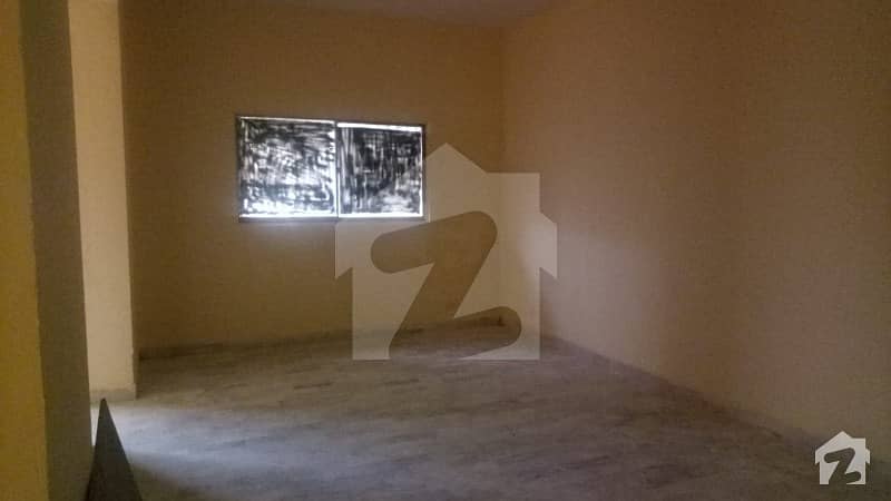 کلفٹن ۔ بلاک 8 کلفٹن کراچی میں 4 مرلہ دفتر 1 کروڑ میں برائے فروخت۔