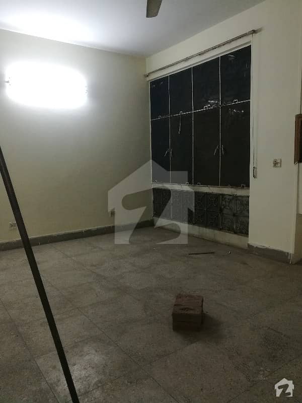 Unoccupied Lower Portion Of 2250  Square Feet Is Available For Rent In Wahdat Road