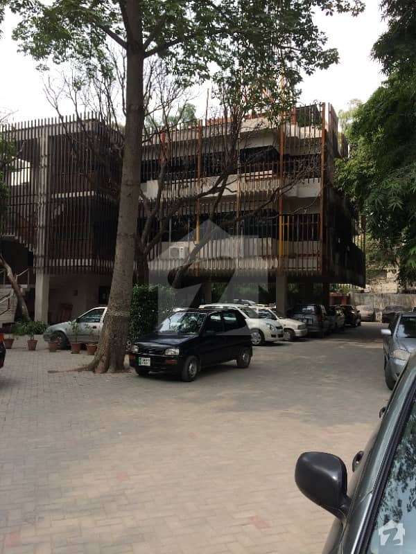 جوہر ٹاؤن لاہور میں 3 کمروں کا 1.05 کنال دفتر 22 کروڑ میں برائے فروخت۔