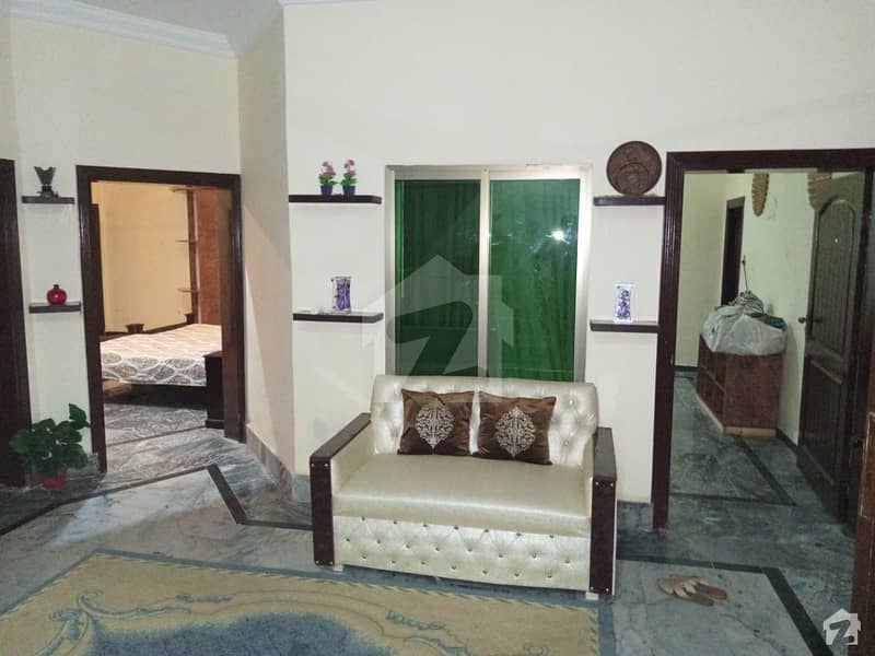 ورسک روڈ پشاور میں 7 کمروں کا 8 مرلہ مکان 70 ہزار میں کرایہ پر دستیاب ہے۔