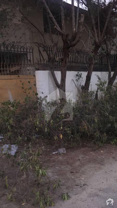 ڈی ایچ اے فیز 4 ڈی ایچ اے کراچی میں 4 کمروں کا 12 مرلہ مکان 5.5 کروڑ میں برائے فروخت۔