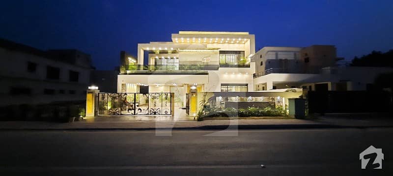 بحریہ ٹاؤن جاسمین بلاک بحریہ ٹاؤن سیکٹر سی بحریہ ٹاؤن لاہور میں 5 کمروں کا 1 کنال مکان 5.7 کروڑ میں برائے فروخت۔