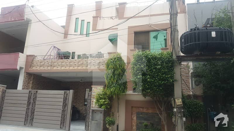پی آئی اے ہاؤسنگ سکیم لاہور میں 5 کمروں کا 10 مرلہ مکان 2 کروڑ میں برائے فروخت۔
