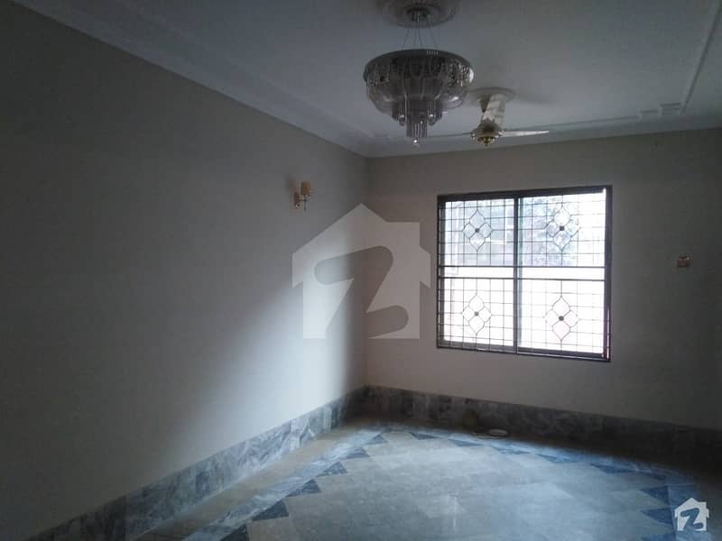 پی آئی اے ہاؤسنگ سکیم لاہور میں 5 کمروں کا 1 کنال مکان 2.7 کروڑ میں برائے فروخت۔
