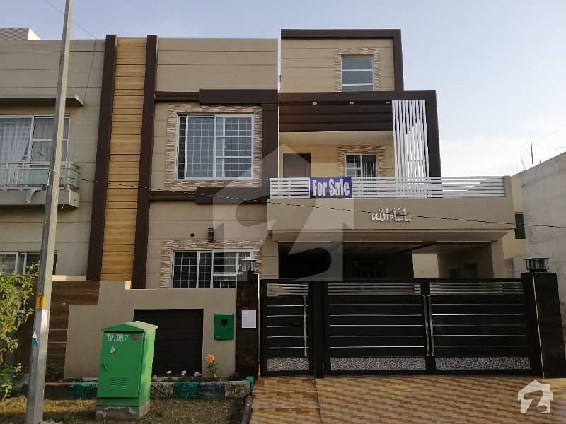 A BEAUTIFUL 8 MARLA HOUSE FOR SALE IN UMAR  BLOCK SECTOR B BAHRIA TOWN LAHORE