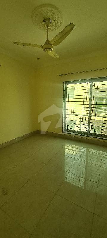 Iqbal Town 4.5 Marla House For Rent.