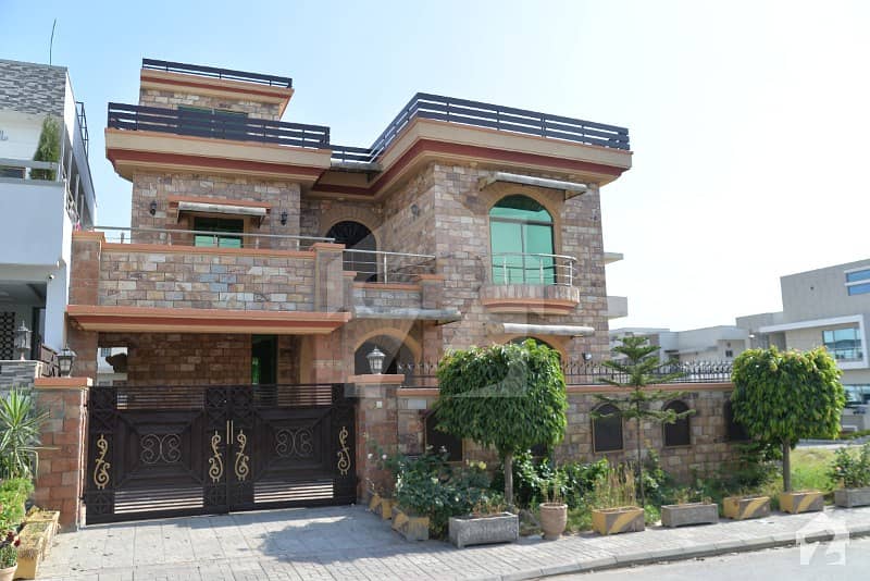 10 marla in the heart of DHA 2, beautiful location house near to macdonald's round, for sale in street 4 of sector E.