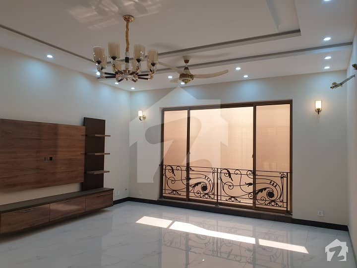 ویلینشیاء ہاؤسنگ سوسائٹی لاہور میں 6 کمروں کا 1 کنال مکان 4.95 کروڑ میں برائے فروخت۔