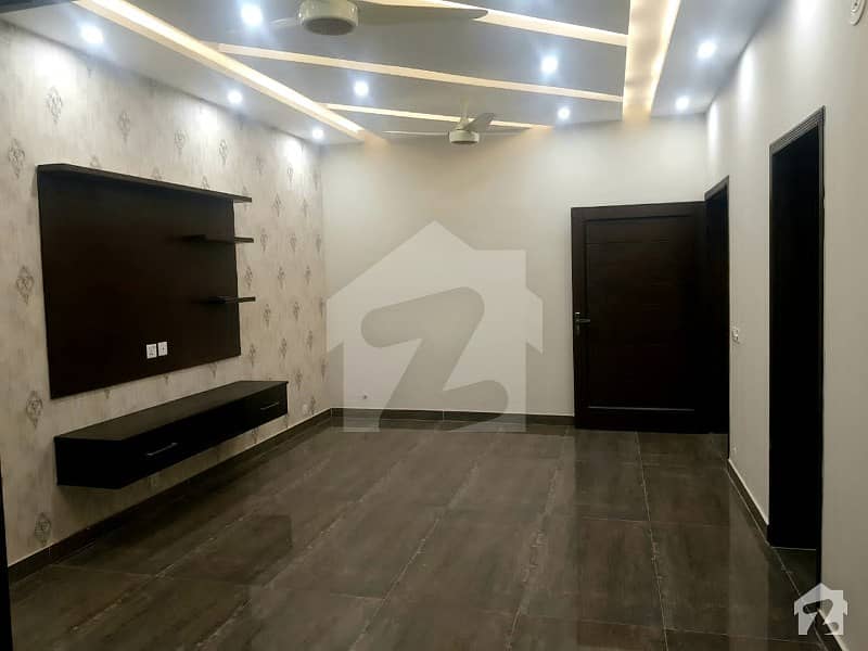 لیک سٹی ۔ سیکٹر ایم ۔ 5 لیک سٹی رائیونڈ روڈ لاہور میں 6 کمروں کا 10 مرلہ مکان 2.6 کروڑ میں برائے فروخت۔