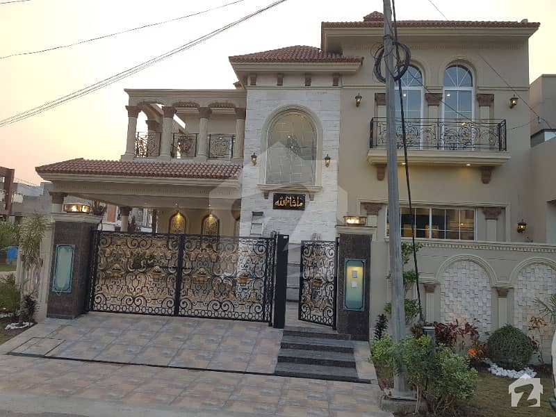ڈی ایچ اے فیز 8 - بلاک این ڈی ایچ اے فیز 8 ڈیفنس (ڈی ایچ اے) لاہور میں 4 کمروں کا 13 مرلہ مکان 4.3 کروڑ میں برائے فروخت۔
