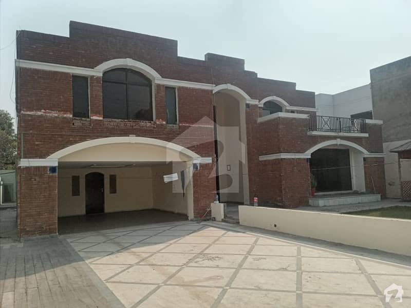 گارڈن ٹاؤن - بابر بلاک گارڈن ٹاؤن لاہور میں 7 کمروں کا 2 کنال مکان 3.5 لاکھ میں کرایہ پر دستیاب ہے۔