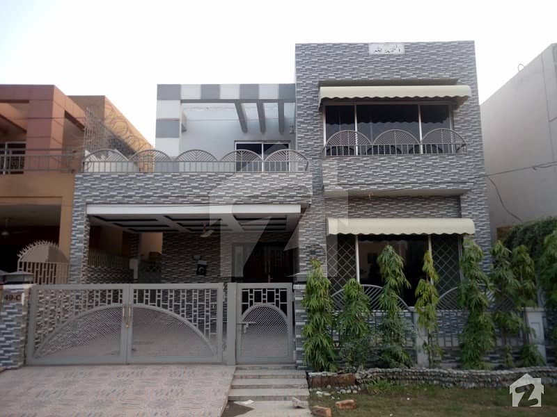 ڈیوائن گارڈنز ۔ بلاک سی ڈیوائن گارڈنز لاہور میں 4 کمروں کا 10 مرلہ مکان 65 ہزار میں کرایہ پر دستیاب ہے۔
