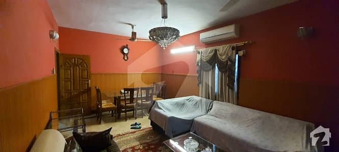 یونیورسٹی روڈ کراچی میں 3 کمروں کا 8 مرلہ مکان 2.5 کروڑ میں برائے فروخت۔