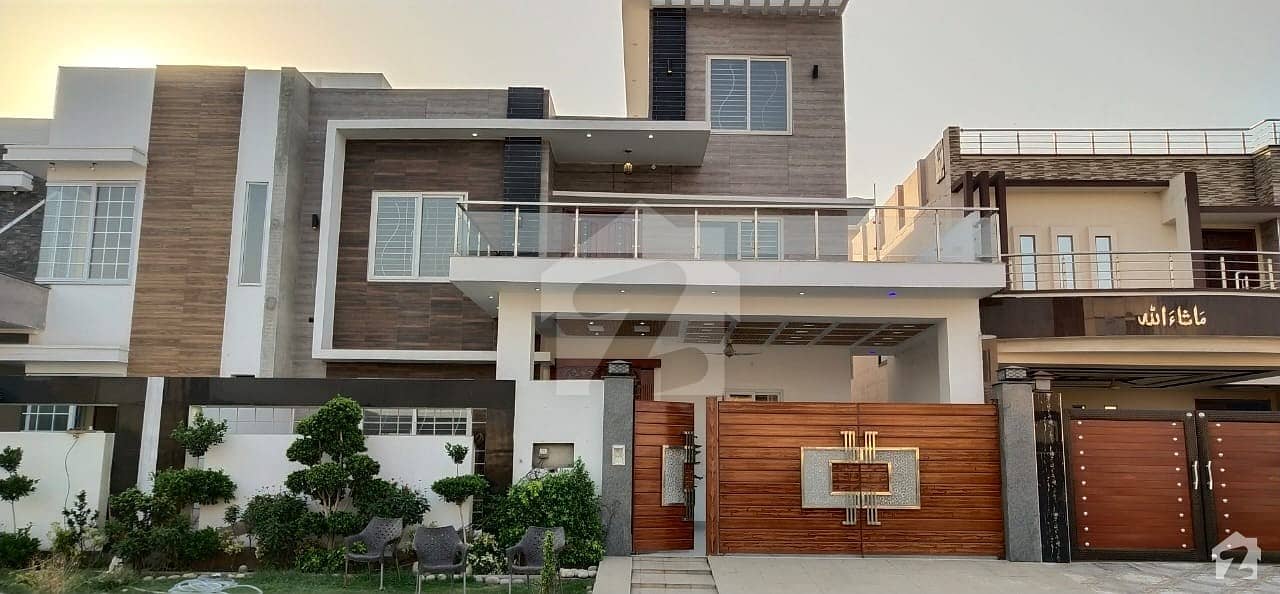 خیابانِ گارڈنز فیصل آباد میں 5 کمروں کا 13 مرلہ مکان 3.4 کروڑ میں برائے فروخت۔