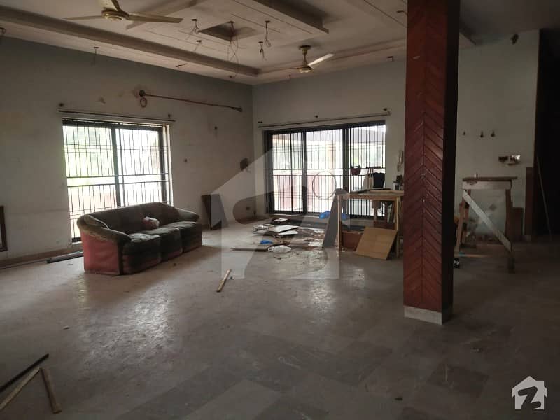 ڈی ایچ اے فیز 2 - بلاک وی فیز 2 ڈیفنس (ڈی ایچ اے) لاہور میں 7 کمروں کا 1 کنال مکان 2.2 لاکھ میں کرایہ پر دستیاب ہے۔